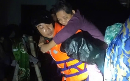 Khánh Hòa: Hơn 300 cán bộ, chiến sĩ Hải quân giúp người dân chạy lũ trong đêm