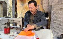 Người thầy may cờ thắp niềm tin cho những người thợ khuyết tật