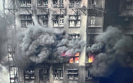 Vụ cháy kinh hoàng ở Hồng Kông: Số người chết tăng lên 83 và cuộc chiến sinh tử của lính cứu hỏa