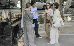 Hình ảnh bất ngờ ở Iran: Phụ nữ để tóc xõa ngang lưng, mặc áo phông rộng tay