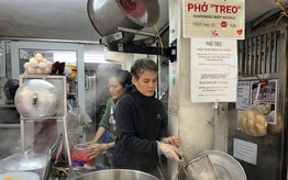 Hơi ấm từ những bát phở "treo" nghĩa tình