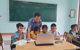 Người thầy bền bỉ "cõng" máy tính, đưa ánh sáng "thế giới số" tới học sinh Pa Kô, Vân Kiều