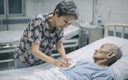 Tuổi già của người phụ nữ chọn nghề chăm bệnh nhân và nỗi buồn không dám gần cháu nội