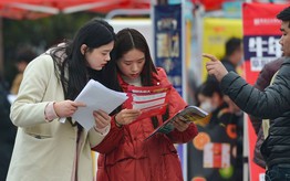 Không xin được việc làm, cử nhân ở Trung Quốc đổ xô đi học nghề