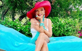 "Vẻ đẹp vượt thời gian" Joan Collins rực rỡ tuổi 92
