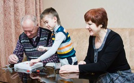 "Cuộc nổi dậy của ông bà": Quá tải chăm sóc cháu