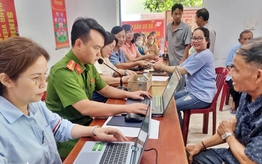Người dân Đà Nẵng phấn khởi nhận quà tri ân dịp Tết Độc lập