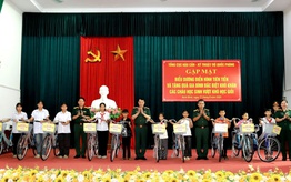 Tổng cục Hậu cần - Kỹ thuật tặng quà gia đình khó khăn và học sinh vượt khó 