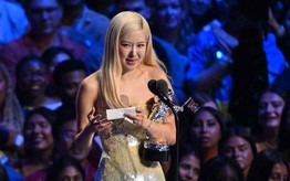 Rosé bật khóc kể về hành trình chinh phục giấc mơ tại MTV VMAs 2025
