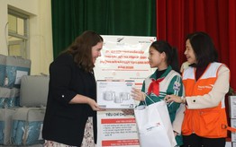 Tặng quà Tết cho người nghèo ở biên cương