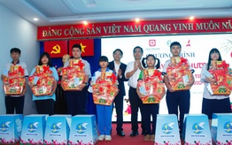 Hội LHPN TPHCM tặng quà Tết và 41 sổ tiết kiệm cho trẻ mồ côi có hoàn cảnh khó khăn