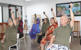 Người già “đi học”, hai thế hệ cùng vui