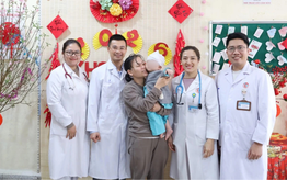 Ngã xe tập đi, bé 8 tháng tuổi nguy kịch vì tụ máu não