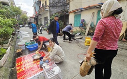 Kiếm bộn tiền nghề thịt gà thuê cúng giao thừa