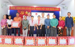 Học viện Hải quân tặng quà Tết cho các gia đình chính sách và hộ dân bị ảnh hưởng bởi thiên tai