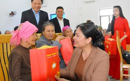 Phó Chủ tịch - Tổng Thư ký Ủy ban Trung ương MTTQ Việt Nam Hà Thị Nga thăm, tặng quà Tết tại Lào Cai