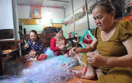 Cà Mau: Phụ nữ lớn tuổi ở xã ven biển phát huy nghề truyền thống, cải thiện thu nhập