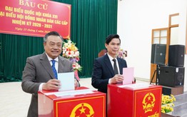 Chủ nhiệm Ủy ban Kiểm tra Trung ương Trần Sỹ Thanh và cử tri Lạng Sơn đi bầu cử