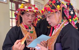 Đã có nơi đạt 100% cử tri đi bầu cử, cụ bà 102 tuổi đến tận nơi bỏ phiếu