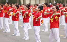 Hàng ngàn người cao tuổi Hà Nội tham gia đồng diễn múa quạt dưỡng sinh