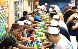 Lễ Ramadan ở TPHCM: Đàn ông vào bếp phục vụ bữa xả chay