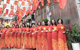 Phụ nữ cao tuổi Thủ đô rạng rỡ với áo dài