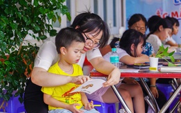 Lớp vẽ cho bệnh nhi góp phần gieo mầm tình yêu với sách