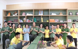 Quảng Ninh: Trao tặng "Phòng đọc thư viện số cho em"