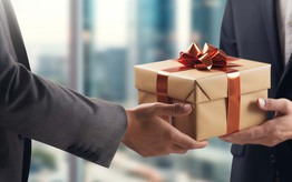 Phụ huynh "khẩu chiến" vì quà tri ân cuối cấp