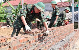 Quân đội chạy đua dựng 24 căn nhà mới cho người dân vùng lũ Mường Than