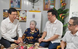 Trao quà tri ân Mẹ Việt Nam Anh hùng Nguyễn Thị Kim Loan