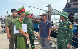 Công an TP Huế hướng dẫn chủ tàu thuyền, xà lan đưa phương tiện đến nơi tránh trú an toàn