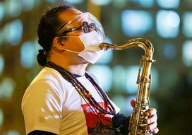 Xúc động nghe tiếng kèn saxophone Trần Mạnh Tuấn vang lên tại Bệnh viện dã chiến điều trị Covid-19