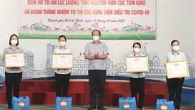 Tình nguyện viên tôn giáo xoa dịu nỗi đau, động viên tinh thần các bệnh nhân Covid-19