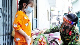 Nữ quân nhân dành những tháng lương hỗ trợ trẻ mồ côi do Covid-19