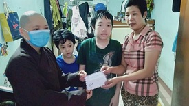 Chùa Kim Liên hỗ trợ người mẹ đơn thân mất việc do Covid-19, nuôi 3 con mắc bệnh