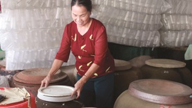 Làng nghề nước mắm Nam Ô rộn ràng vào vụ Tết