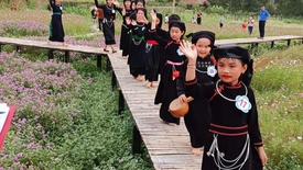 Rực rỡ sắc màu tại hội thi người mặc trang phục nguyên bản các dân tộc đẹp nhất