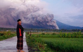Núi lửa Marapi phun tro bụi cao 3.000 mét lên bầu trời trên đảo Sumatra của Indonesia