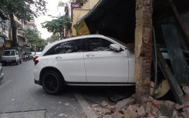 Xe Mercedes tông đổ tường căn nhà cổ bậc nhất Hà Nội, nữ tài xế có hơi men