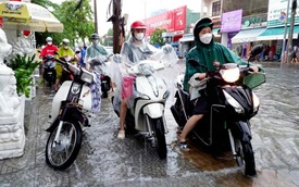 Đà Nẵng mưa trắng trời, phố biến thành sông, hàng loạt phương tiện bị chết máy