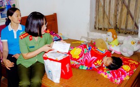 Phụ nữ Công an Hưng Yên tặng quà trung thu cho trẻ em đặc biệt khó khăn
