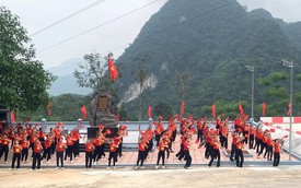 200 hội viên phụ nữ đồng diễn dân vũ mừng kỷ niệm Chiến thắng Điện Biên Phủ tại đèo Lũng Lô