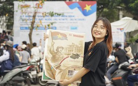 Giới trẻ “rồng rắn” hàng giờ săn đón ấn phẩm đặc biệt về Ngày Giải phóng miền Nam, thống nhất đất nước