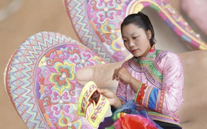 Nỗ lực “thắp sáng” di sản nghề thêu truyền thống ở Huổi Lèng