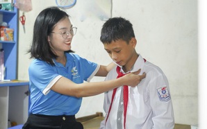 Cậu bé mồ côi nhặt ve chai phụ ông bà, trở lại lớp học nhờ sự chở che của mẹ đỡ đầu