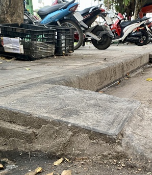 Hàng quán "đua nhau" làm bậc lên xuống chiếm dụng vỉa hè