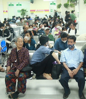Số người cao tuổi nhập viện tăng mạnh khi thời tiết miền Bắc thay đổi 