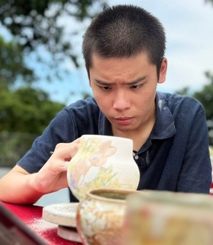 Người cha cùng con tự kỷ "vẽ" phép màu từ gốm