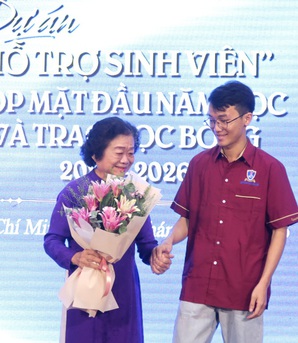 Quỹ học bổng Vừ A Dính chắp cánh ước mơ nhiều thế hệ học sinh dân tộc thiểu số và hải đảo